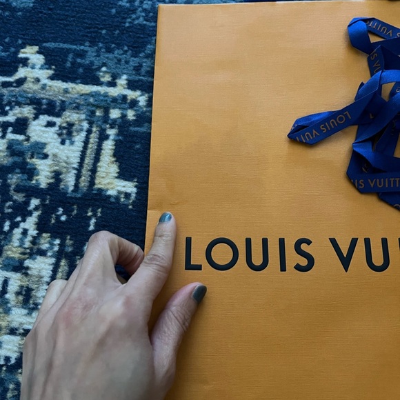 Louis Vuitton shopping bag-paper - Picture 3 of 5